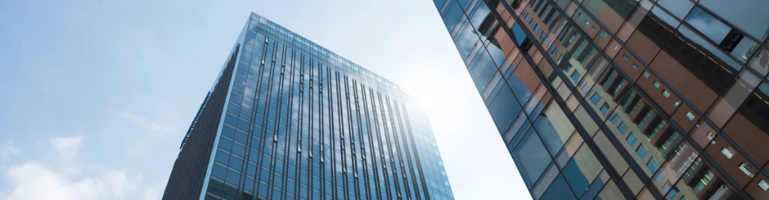 LHI Immobilien. Bild zeigt Glasfron von einem Hochhaus.