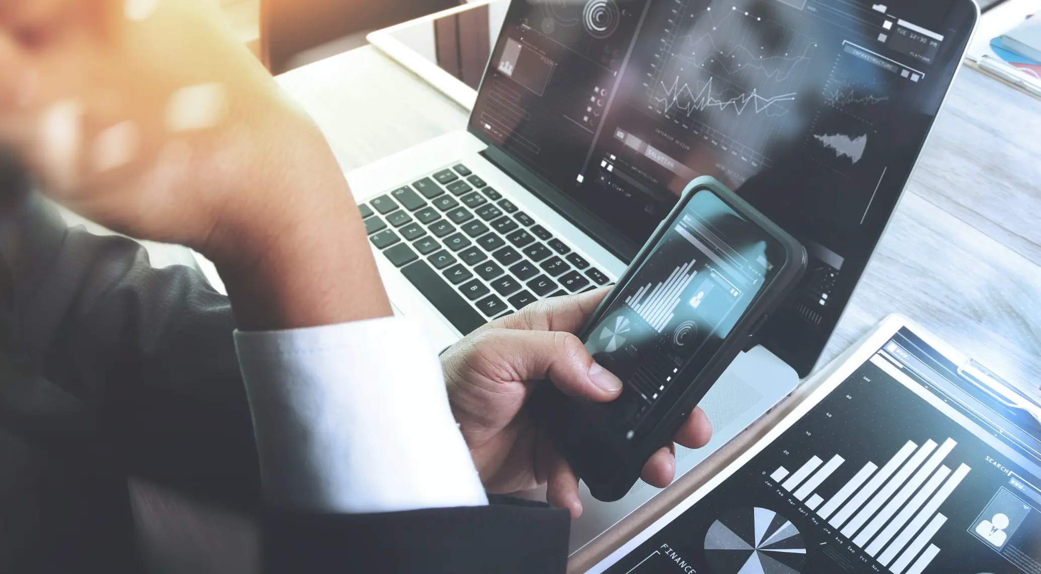 LHI Assetklasse Real Estate. Bild zeigt eine Businessperson an einem Smartphone.
