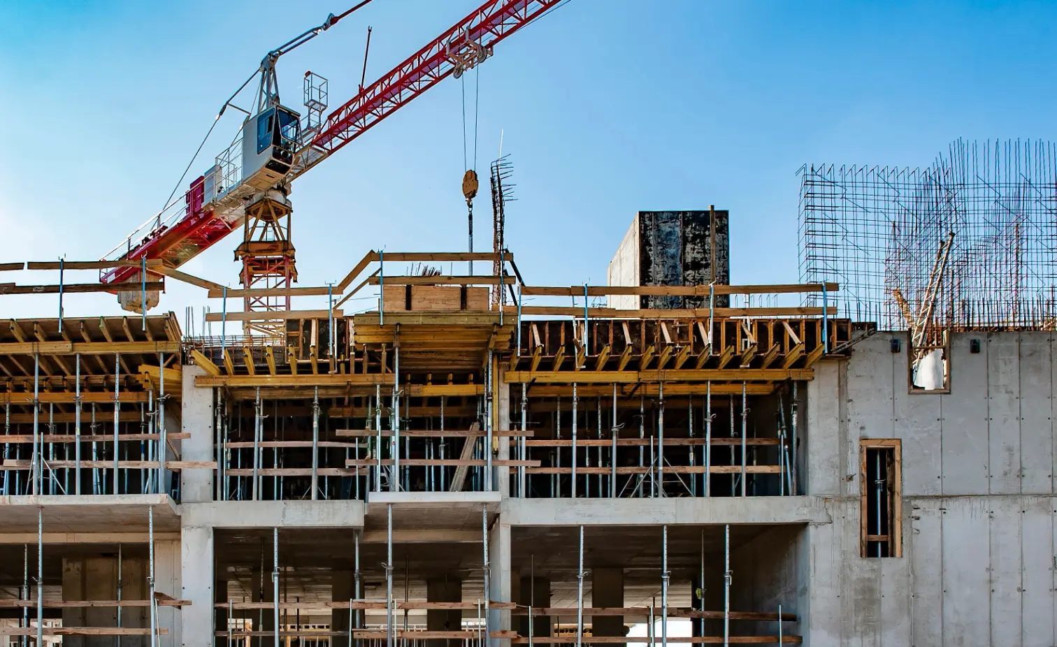 LHI Immobilien. Bild einen Kran und eine Immobilie, die gerade entsteht.